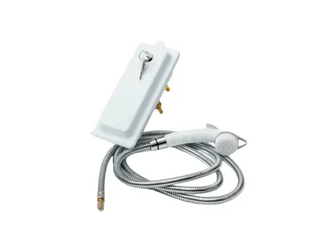 VENKOVNÍ ZÁSUVKA REICH SE SPRCHOU A ZÁMKEM